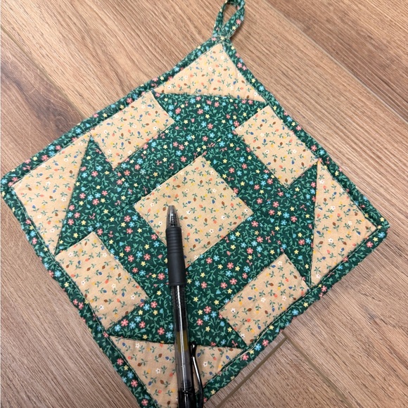 Floral Patchwork Quilted Pot Holder - Picture 2 of 3